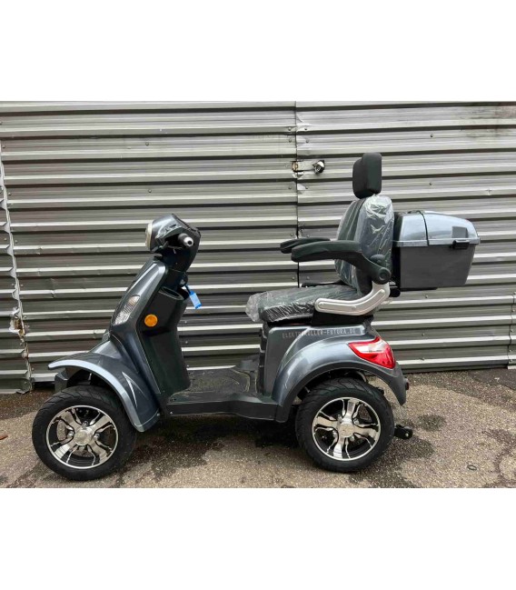 Seniorenmobil VITA CARE 4000, Seitenansicht